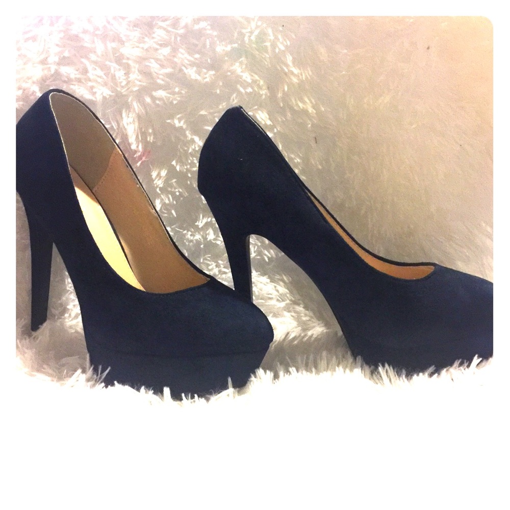 Navy blue pumps.